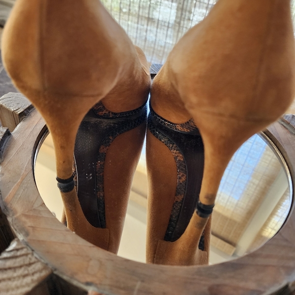 Stuart Weitzman - Picture 4 of 5